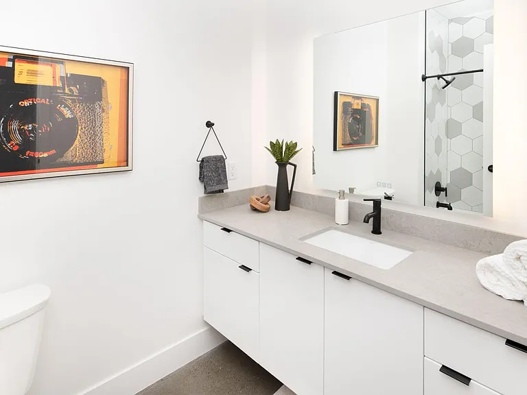 Angelo Tower furnished bathroom