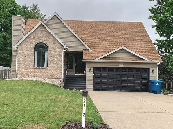 2412 Field Point Dr, Maryville, IL 62062