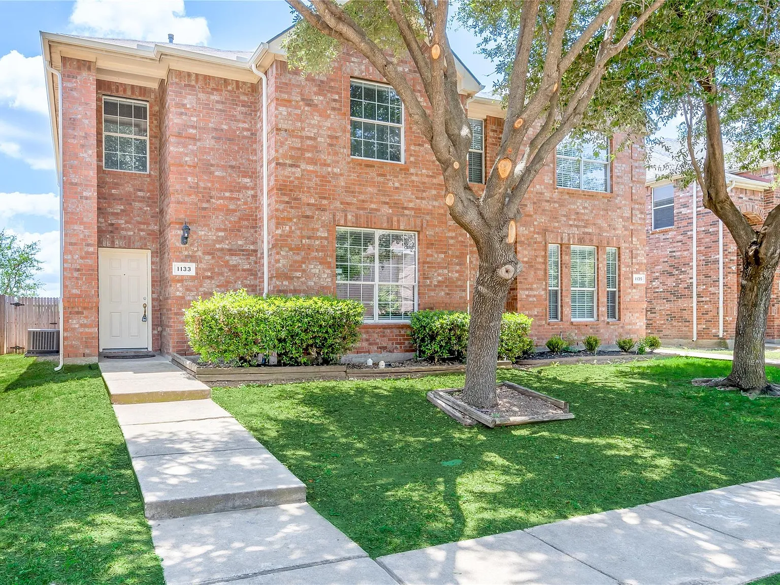 4 bed, 2.5 bath, 1724 sqft, $2,450 — Photo 2