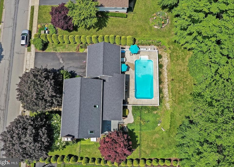 1st image of 18 Tall Oaks Dr