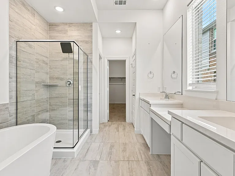 2408 Doncaster Dr — Photo 18