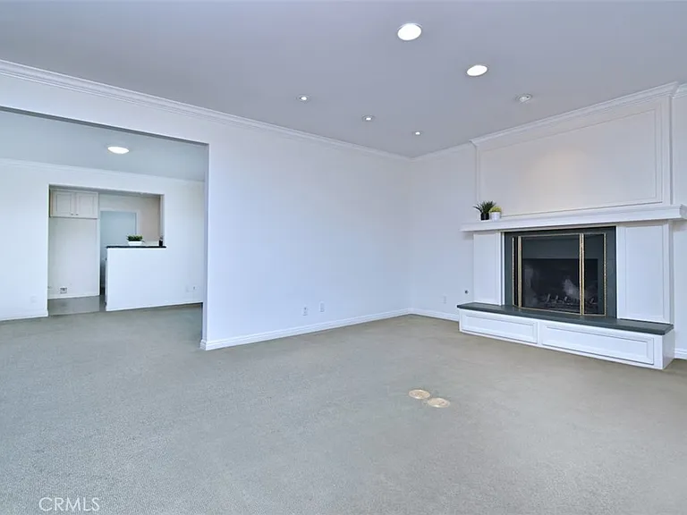 15344 Greenleaf St — Photo 7