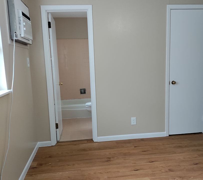 2nd image of 1921 W Hickory St APT 18
