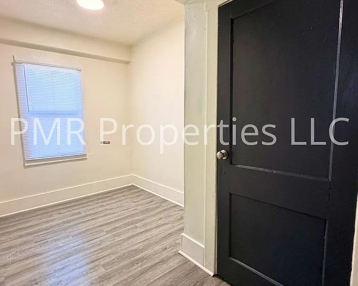 828 Avenue B — Photo 4