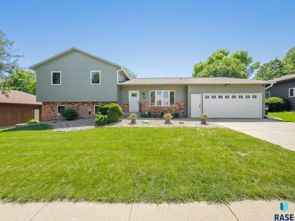 6113 W Oscar Howe Cir, Sioux Falls, SD 57106