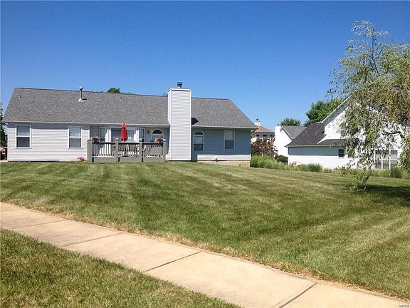 Huge backyard and nice deck for spring Bar B Q's