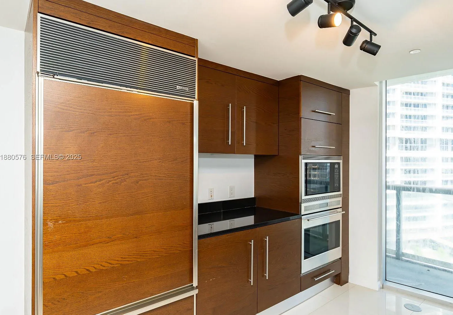 2 bed, 2.0 bath, 1654 sqft, $6,000 — Photo 3