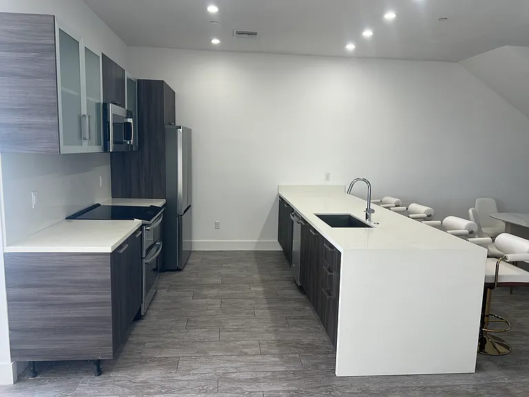 1045 NE 18th Ave #307 — Photo 3