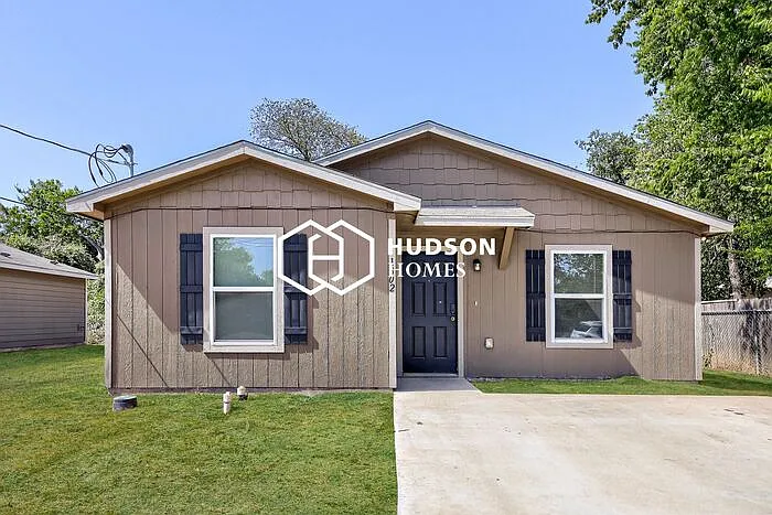 3 bed, 2.0 bath, 1090 sqft, $1,599 — Photo 1