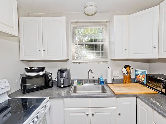 4th image of 1304 Elm St APT 1B