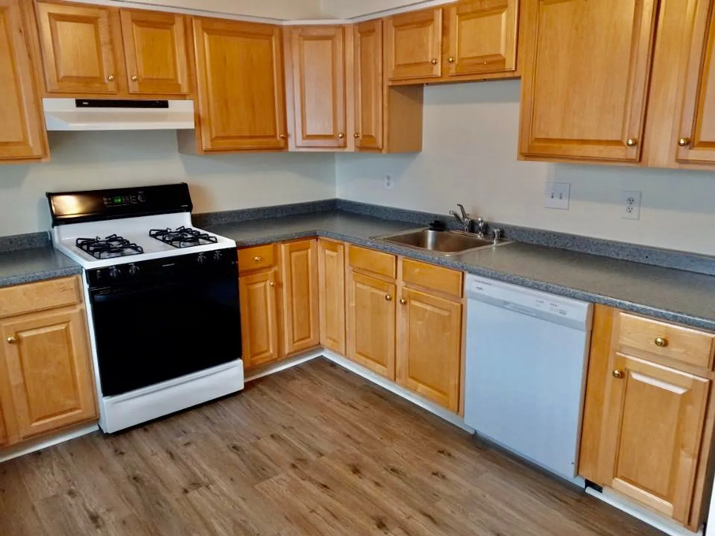 New Renovated 3 Bedroom Townhouse Fredericksburg, Stafford County — Photo 2