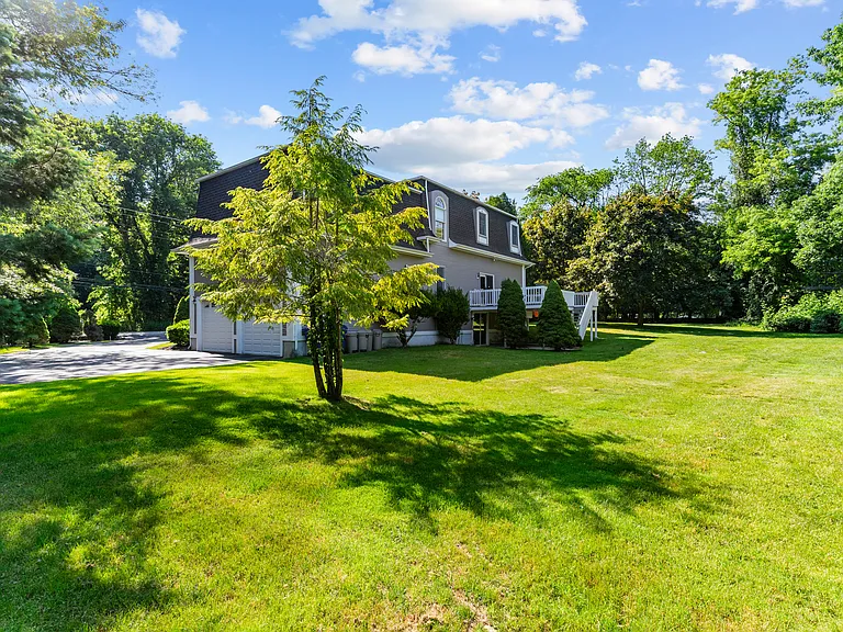 80 Howland Rd — Photo 4
