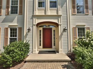 18 Devonwood Ln, Pittsford, NY 14534