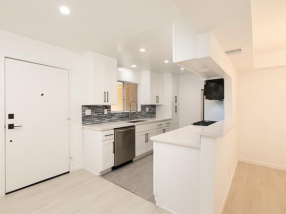 5th image of 1946 Selby Ave #104