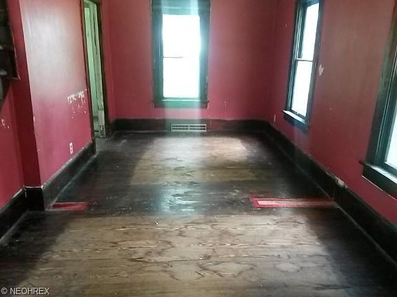 3rd image of 524 W Oregon Ave