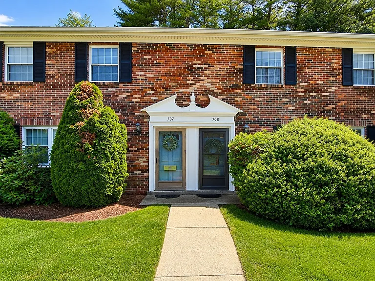708 Windsor Dr — Photo 1