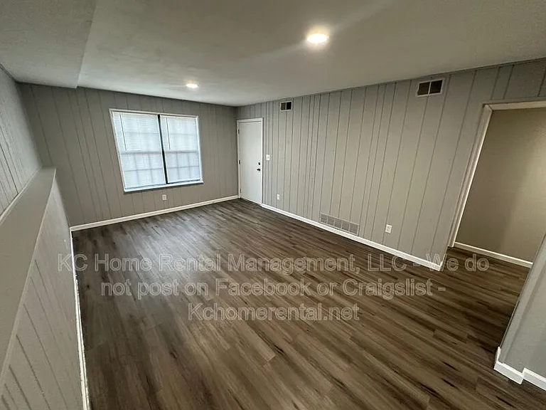 9213 E 54th Ter — Photo 10