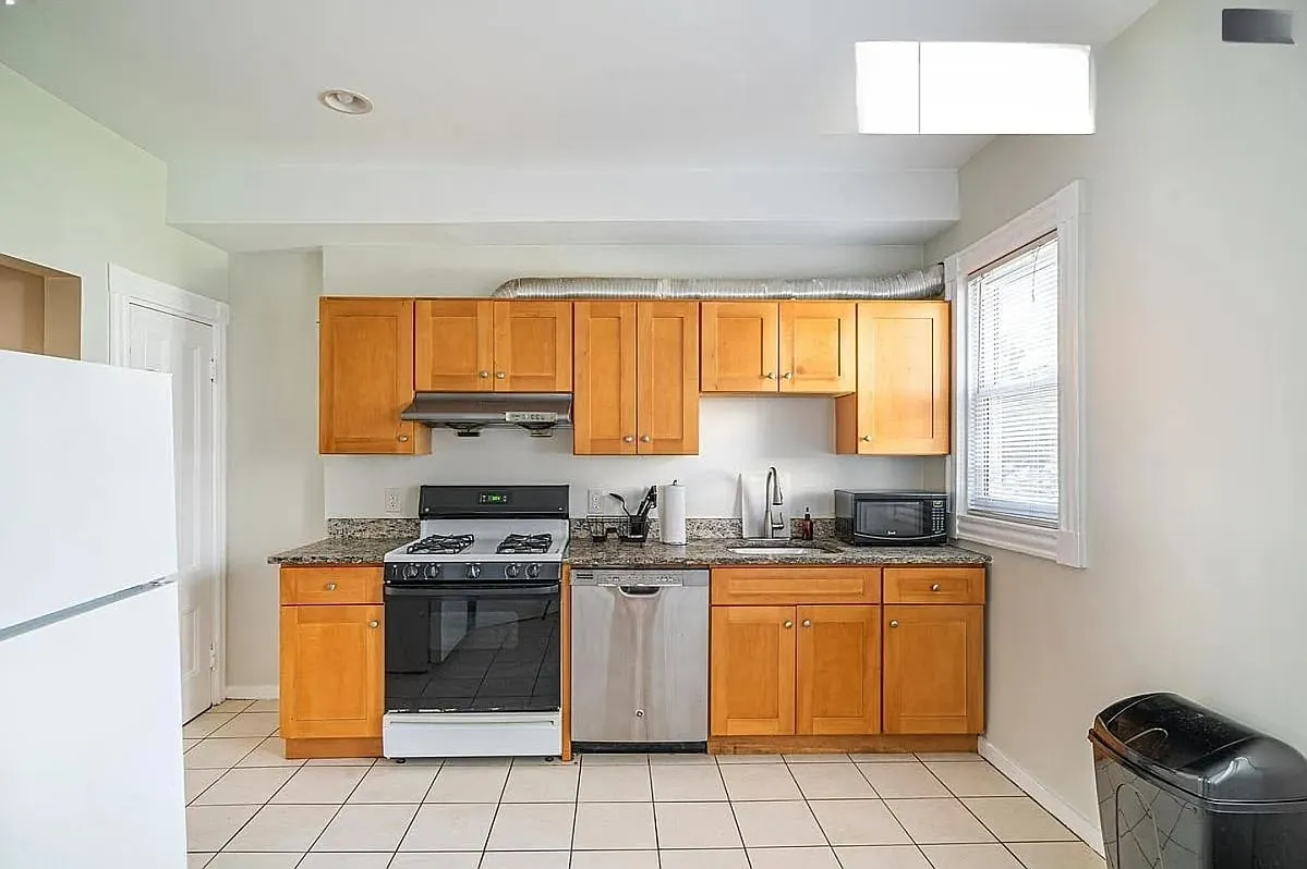 6 bed, 2.0 bath, 2000 sqft, $5,400 — Photo 1