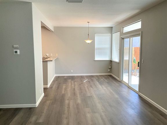 3rd image of 596 Edenderry Dr