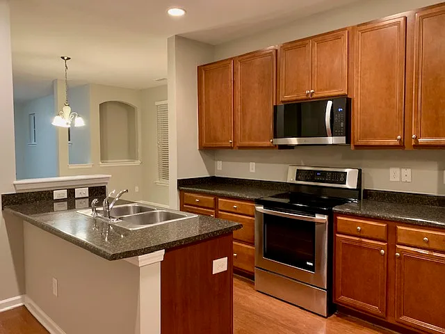 3 bed, 2.5 bath, 1574 sqft, $1,800 — Photo 3