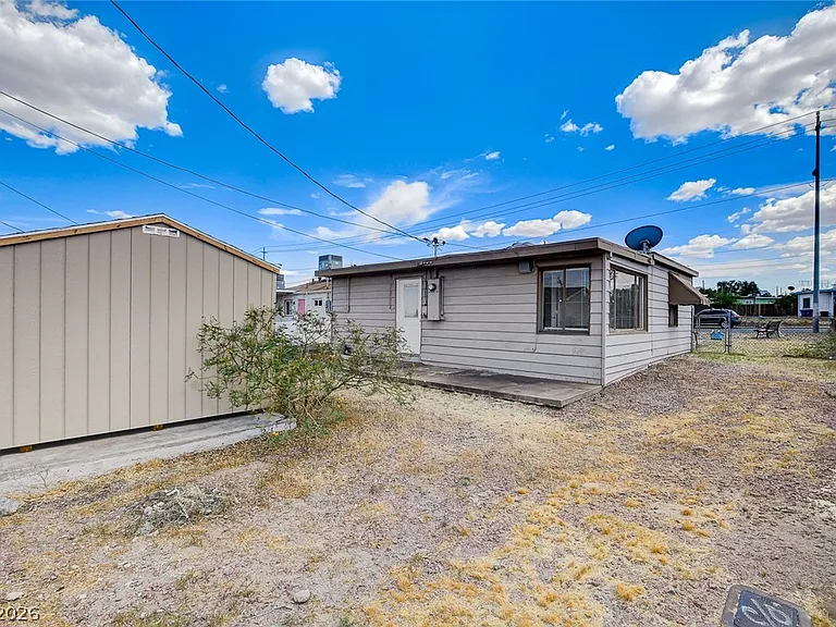 214 W Victory Rd — Photo 32