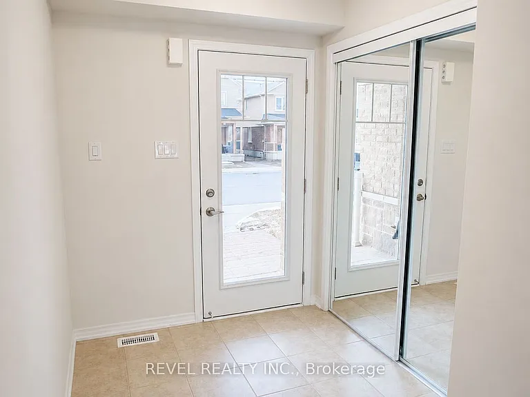 62 Munro Cir — Photo 2