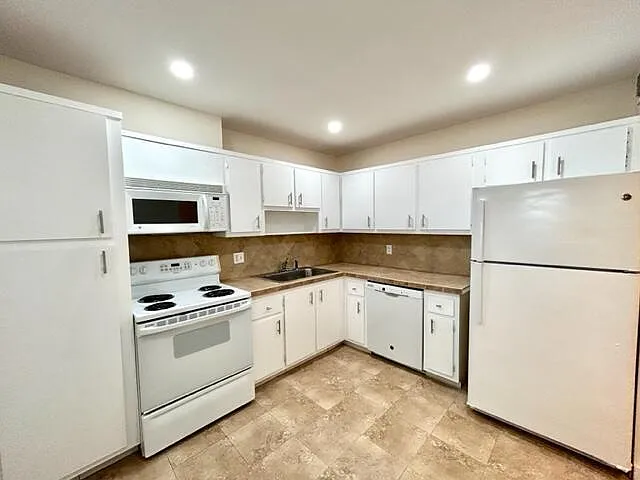 6061 N Falls Circle Dr #402 — Photo 3