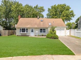 7 Club Ln, Levittown, NY 11756