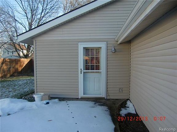 3rd image of 29133 Evergreen St