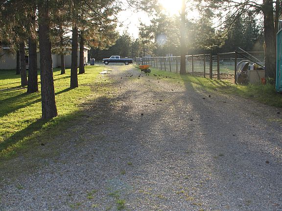 Gravel rd to shop in back