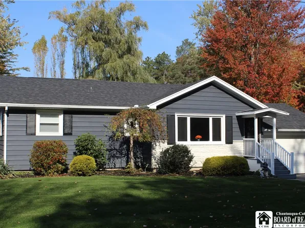 24 Woodward Dr, Fredonia, NY 14063