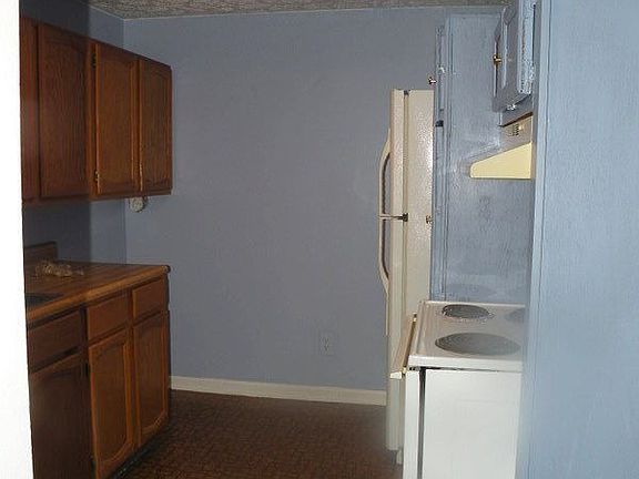 BASEMENT KITCHEN WITH LAUNDRY