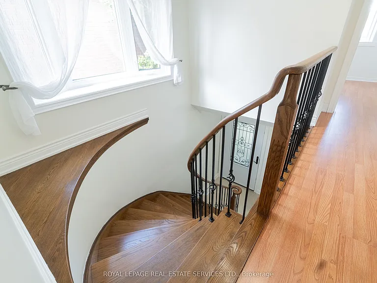 3301 Cambourne Cres — Photo 19