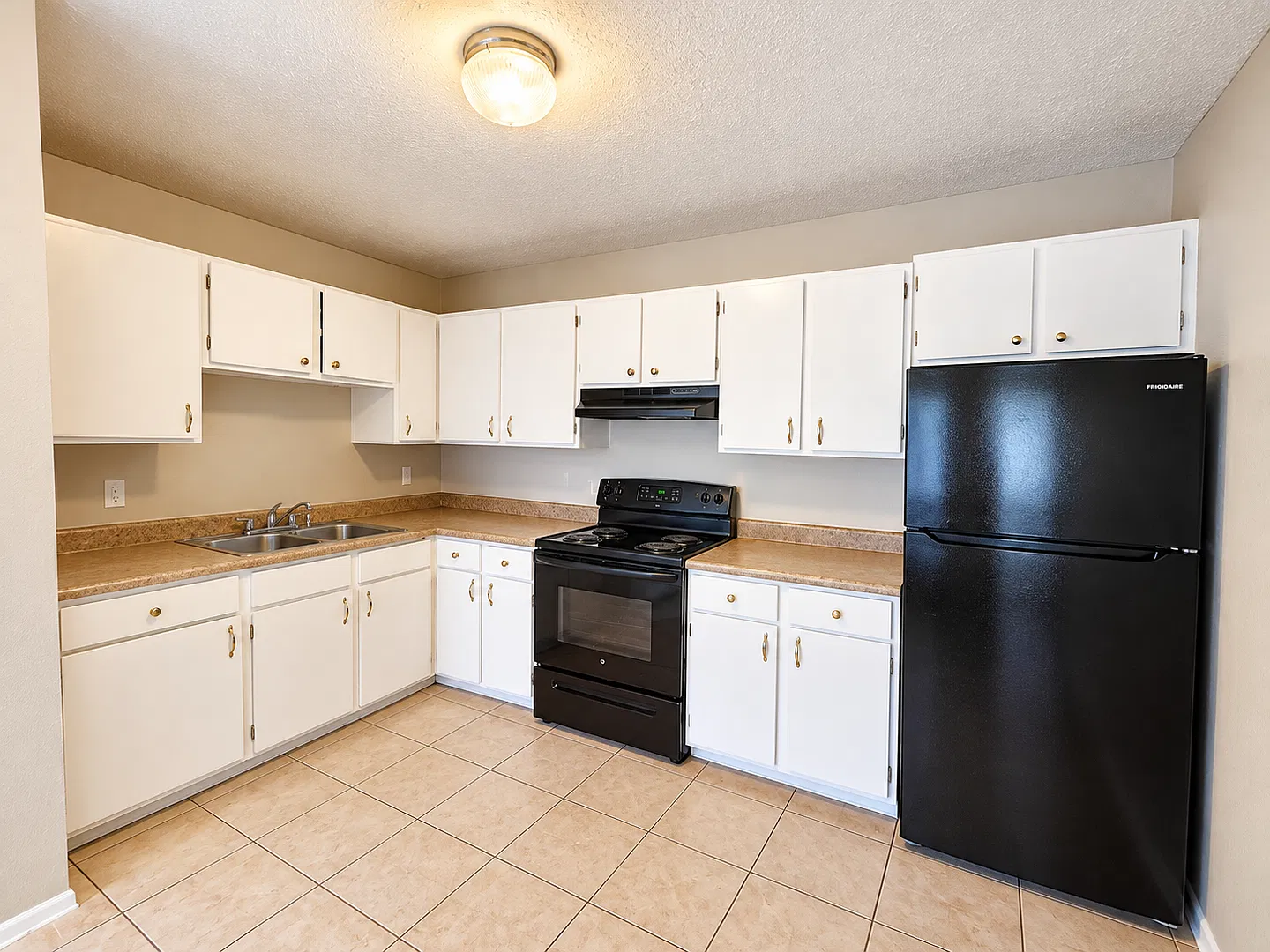 Updated 2-Bedroom Apartment | In-Unit Washer & Dryer, Fenced Yard & Convenient Location! — Photo 3