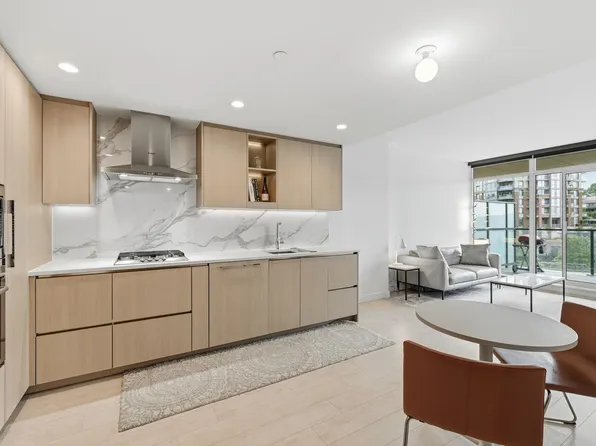 4880 Lougheed Hwy #306, Burnaby, BC V5C 0N1