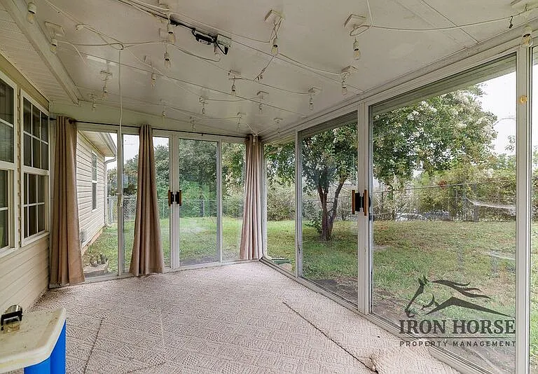 352 Shenandoah Cir — Photo 3