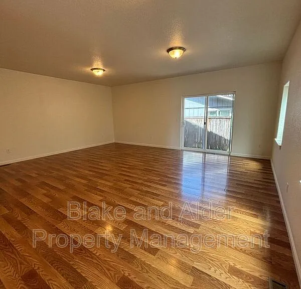 345 Norway St NE — Photo 14