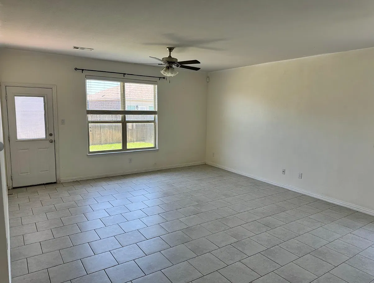 3 bed, 1450 sqft, $1,949 — Photo 3