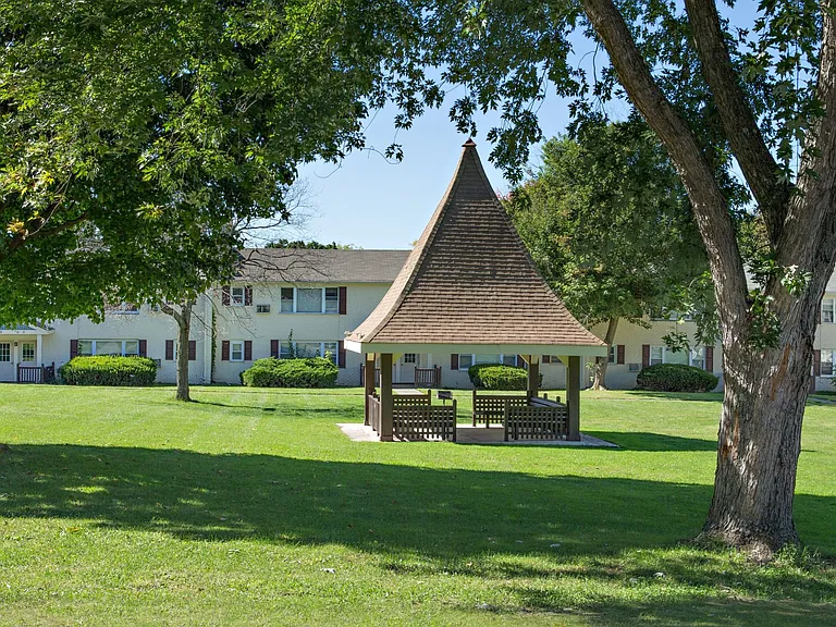 Village Crest Apartments — Photo 2