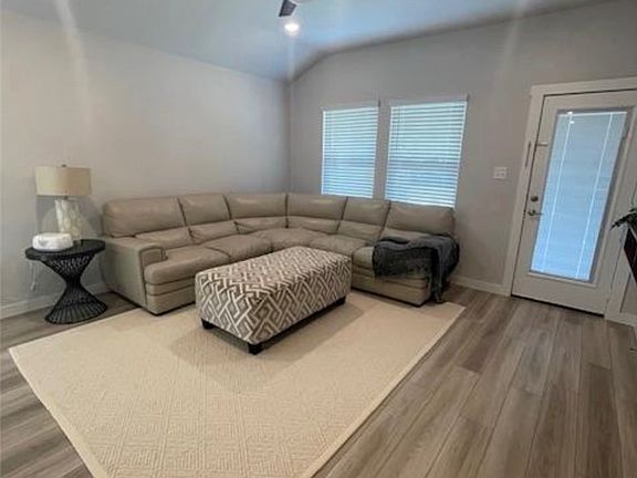 5th image of 963 Lady Bird Ln