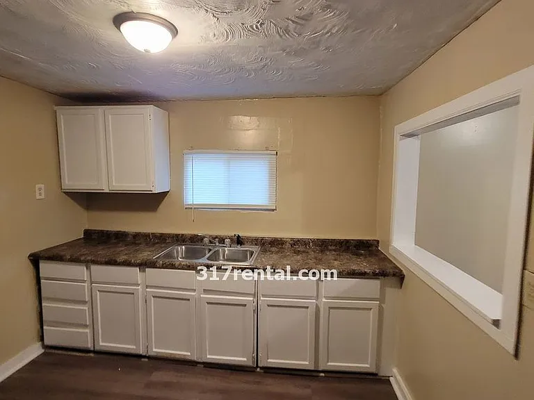 2403 N Oxford St — Photo 7