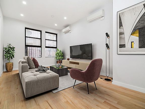 4th image of 117 W 57th St #4E