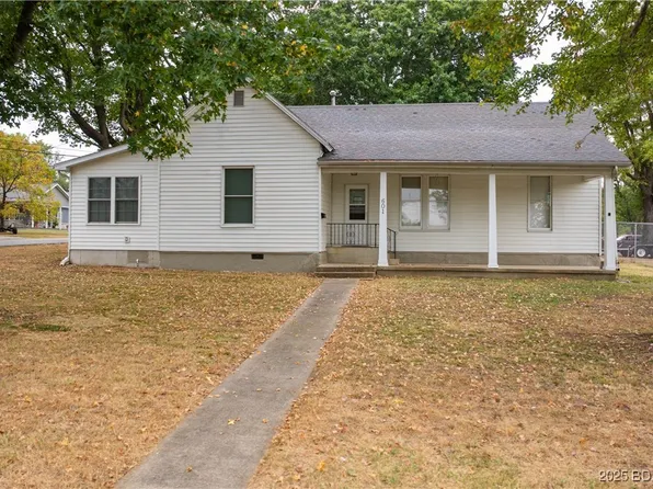 601 McNair St, Versailles, MO 65084