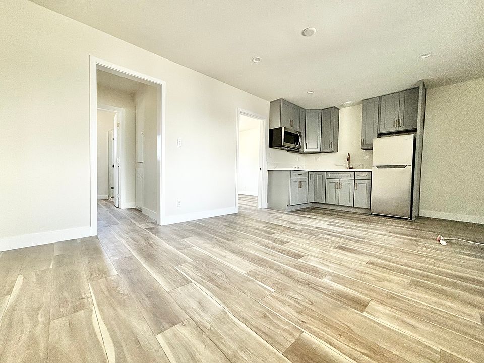 1st image of 6956 Woodman Ave #21