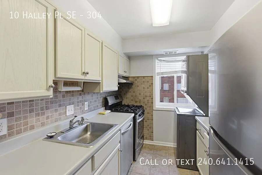 Charming 2 BR/1 BA Top Floor Condo in Congress Heights | 1 Month FREE Rent When You Move In by Ju... — Photo 4