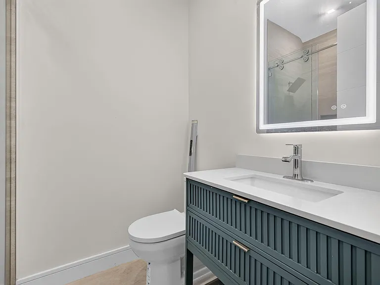 704 SW 9th St — Photo 37