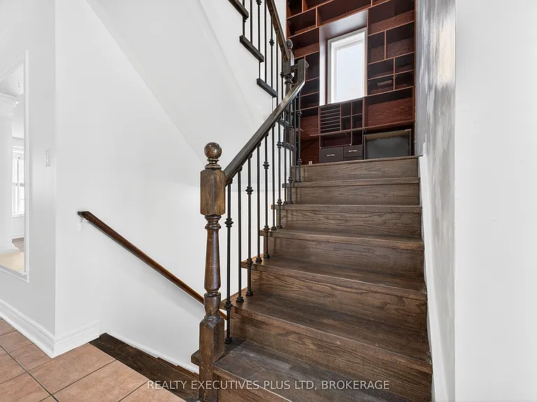 389 Wright Cres — Photo 9