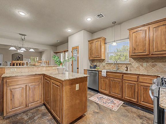 4th image of 701 W 39th St