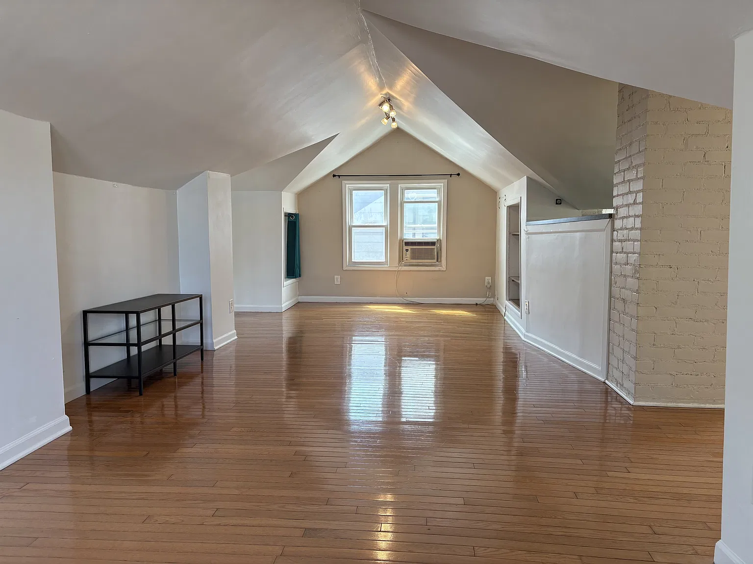 1007 Beaconsfield - 3 — Photo 2