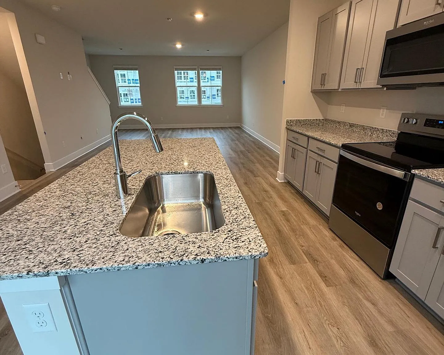 4 bed, 3.5 bath, 1889 sqft, $2,199 — Photo 3
